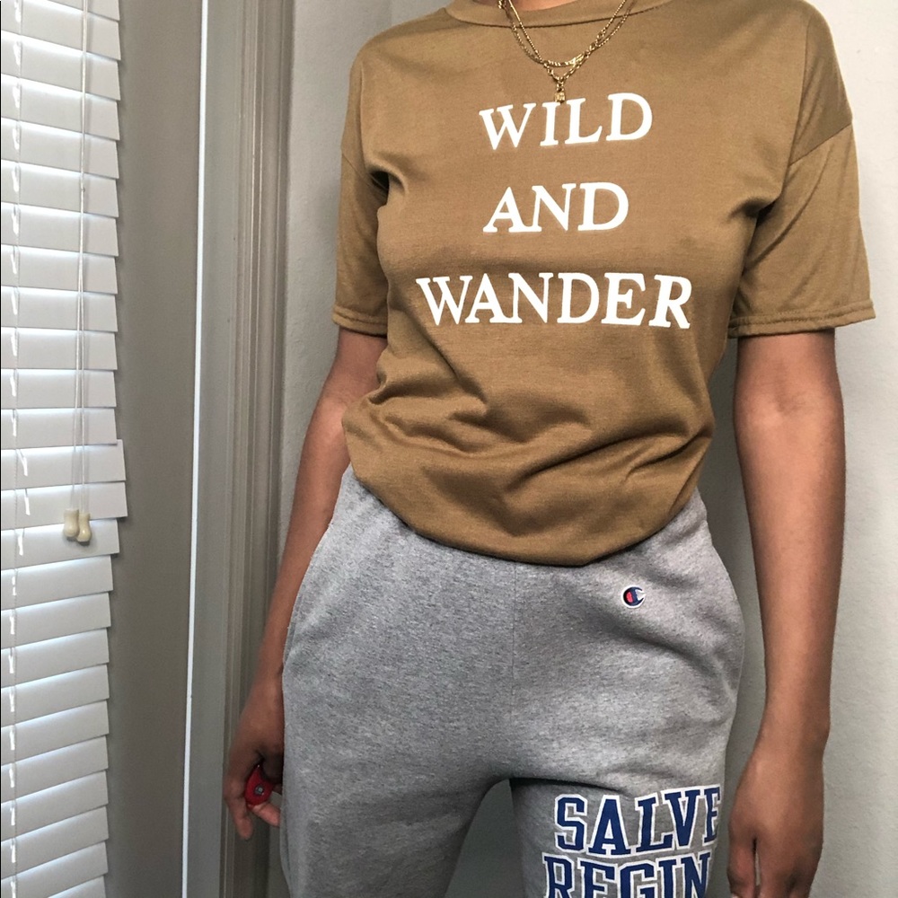 🍂Woman’s Graphic Tee Size Small